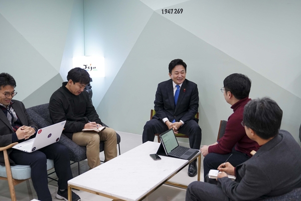 원희룡 지사가 제주도인터넷신문기자협회와 신년 대담을 가진 자리에서 기자들의 질문에 답변하고 있다. /사진=제주도인터넷신문기자협회