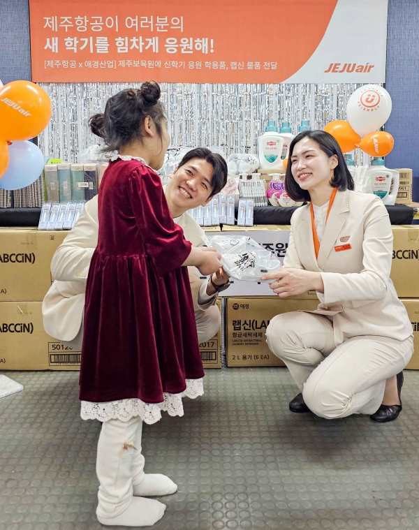 ﻿제주항공 객실 승무원들이 지난 26일 오후 제주보육원 학생들에게 새 학기 선물과 풍선 꽃다발을 전달하고 있다. /사진=제주항공