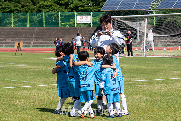 지난 18일 제주시 애향경기장 축구장에서 열린 제16회 미디어제주기 전도 유소년축구대회에서 대회에 참가한 아이들이 본격적인 대회에 앞서 서로를 응원하고 있다.  /사진=미디어제주.