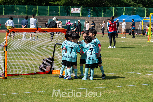 지난 18일 제주시 애향경기장 축구장에서 열린 제16회 미디어제주기 전도 유소년축구대회에서 대회에 참가한 아이들이 본격적인 대회에 앞서 서로를 응원하고 있다.  /사진=미디어제주.