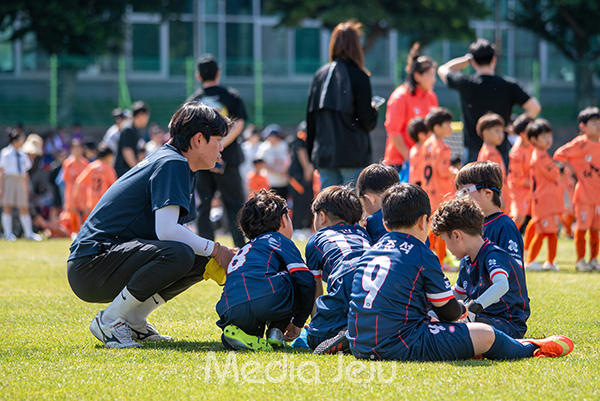 지난 18일 제주시 애향경기장 축구장에서 열린 제16회 미디어제주기 전도 유소년축구대회에서 대회에 참가한 언린 선수들이 본격적인 대회에 앞서 코치진과 함께 작전을 짜고 있다. 현장에선 아이들끼리 서로의 전략을 나누기도 했다.  /사진=미디어제주.
