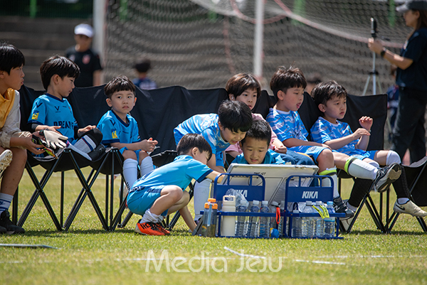 지난 18일 제주시 애향경기장 축구장에서 열린 제16회 미디어제주기 전도 유소년축구대회에서 대회에 참가한 언린 선수들이 본격적인 대회에 앞서 코치진과 함께 작전을 짜고 있다. 현장에선 아이들끼리 서로의 전략을 나누기도 했다.  /사진=미디어제주.