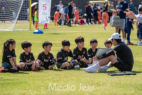 지난 18일 제주시 애향경기장 축구장에서 열린 제16회 미디어제주기 전도 유소년축구대회에서 대회에 참가한 언린 선수들이 본격적인 대회에 앞서 코치진과 함께 작전을 짜고 있다. 현장에선 아이들끼리 서로의 전략을 나누기도 했다.  /사진=미디어제주.