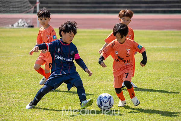 지난 18일 제주시 애향경기장 축구장에서 열린 제16회 미디어제주기 전도 유소년축구대회에서 대회에 참가한 아이들이 경기 중에 서로의 기량을 겨루고 있다. /사진=미디어제주.