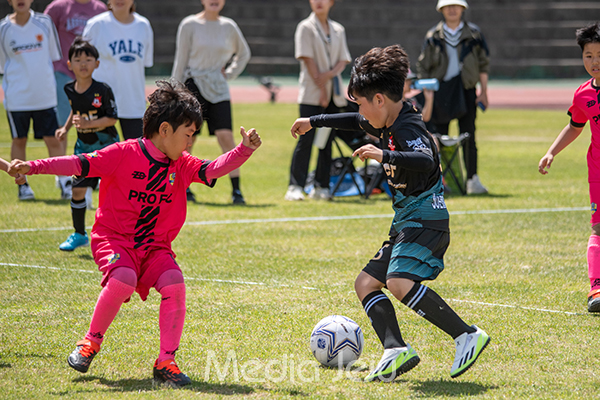 지난 18일 제주시 애향경기장 축구장에서 열린 제16회 미디어제주기 전도 유소년축구대회에서 대회에 참가한 아이들이 경기 중에 서로의 기량을 겨루고 있다. /사진=미디어제주.