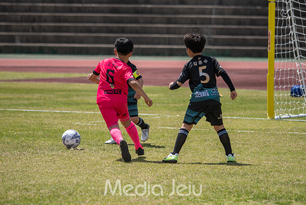 지난 18일 제주시 애향경기장 축구장에서 열린 제16회 미디어제주기 전도 유소년축구대회에서 대회에 참가한 아이들이 경기 중에 서로의 기량을 겨루고 있다. /사진=미디어제주.