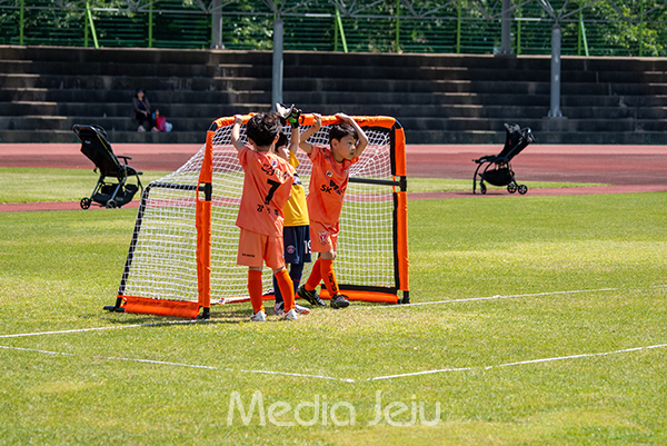 지난 18일 제주시 애향경기장 축구장에서 열린 제16회 미디어제주기 전도 유소년축구대회에서 대회에 참가한 아이들이 경기 중에 서로의 기량을 겨루고 있다. /사진=미디어제주.