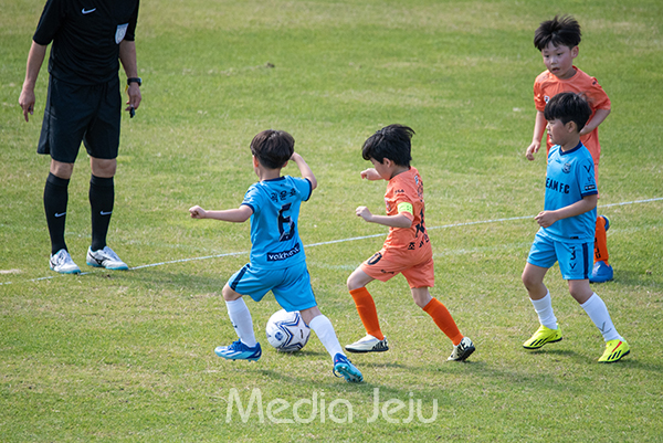 지난 18일 제주시 애향경기장 축구장에서 열린 제16회 미디어제주기 전도 유소년축구대회에서 대회에 참가한 아이들이 경기 중에 서로의 기량을 겨루고 있다. /사진=미디어제주.