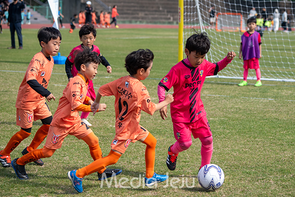 지난 18일 제주시 애향경기장 축구장에서 열린 제16회 미디어제주기 전도 유소년축구대회에서 대회에 참가한 아이들이 경기 중에 서로의 기량을 겨루고 있다. /사진=미디어제주.