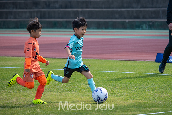 지난 18일 제주시 애향경기장 축구장에서 열린 제16회 미디어제주기 전도 유소년축구대회에서 대회에 참가한 아이들이 경기 중에 서로의 기량을 겨루고 있다. /사진=미디어제주.