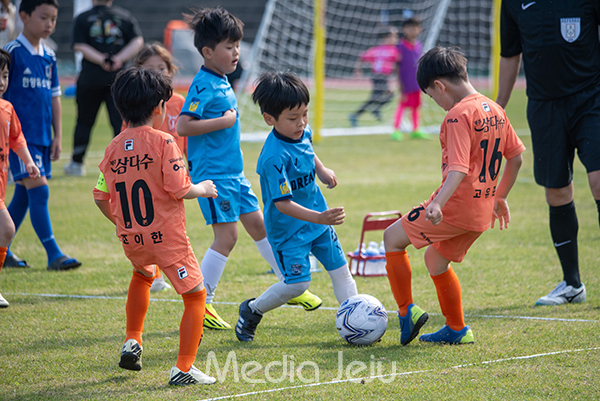지난 18일 제주시 애향경기장 축구장에서 열린 제16회 미디어제주기 전도 유소년축구대회에서 대회에 참가한 아이들이 경기 중에 서로의 기량을 겨루고 있다. /사진=미디어제주.