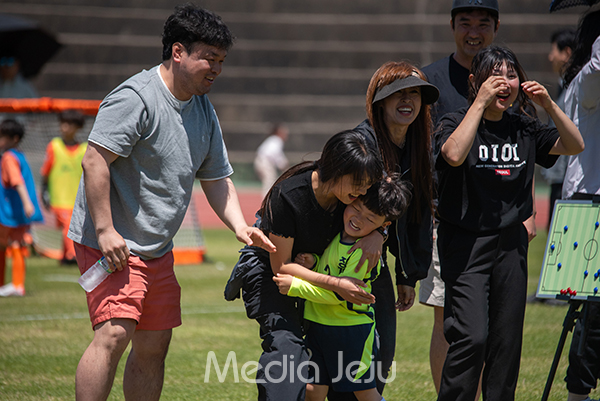 지난 18일 제주시 애향경기장 축구장에서 열린 제16회 미디어제주기 전도 유소년축구대회에서 대회에 참가한 아이들이 경기 중에 서로의 기량을 겨루고 있다. /사진=미디어제주.
