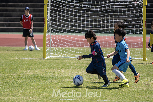 18일 제주시 애향운동장 축구장에서 열린 제16회 미디어제주기 전도 유소년축구대회 초등부 1학년 결승전에서 신제주FC와 드림FC가 맞붙고 있다.