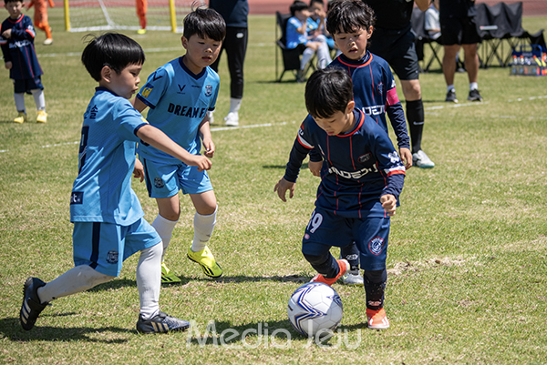 18일 제주시 애향운동장 축구장에서 열린 제16회 미디어제주기 전도 유소년축구대회 초등부 1학년 결승전에서 신제주FC와 드림FC가 맞붙고 있다.