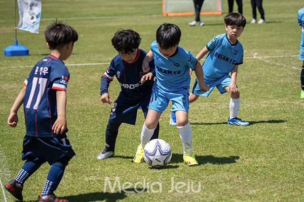 18일 제주시 애향운동장 축구장에서 열린 제16회 미디어제주기 전도 유소년축구대회 초등부 1학년 결승전에서 신제주FC와 드림FC가 맞붙고 있다.