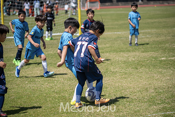 18일 제주시 애향운동장 축구장에서 열린 제16회 미디어제주기 전도 유소년축구대회 초등부 1학년 결승전에서 신제주FC와 드림FC가 맞붙고 있다.