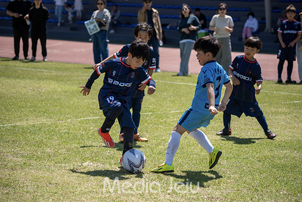 18일 제주시 애향운동장 축구장에서 열린 제16회 미디어제주기 전도 유소년축구대회 초등부 1학년 결승전에서 신제주FC와 드림FC가 맞붙고 있다.