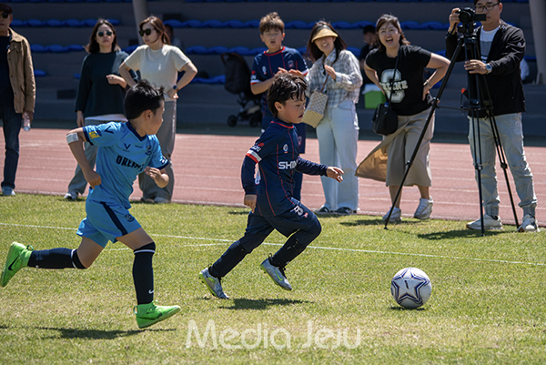 18일 제주시 애향운동장 축구장에서 열린 제16회 미디어제주기 전도 유소년축구대회 초등부 1학년 결승전에서 신제주FC와 드림FC가 맞붙고 있다.