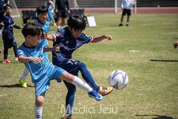 18일 제주시 애향운동장 축구장에서 열린 제16회 미디어제주기 전도 유소년축구대회 초등부 1학년 결승전에서 신제주FC와 드림FC가 맞붙고 있다.
