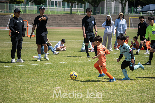 18일 제주시 애향운동장 축구장에서 열린 제16회 미디어제주기 전도 유소년축구대회 초등부 유치부 결승전에서 두드림FC와 바모스FC가 맞붙고 있다.