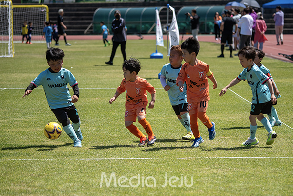 18일 제주시 애향운동장 축구장에서 열린 제16회 미디어제주기 전도 유소년축구대회 초등부 유치부 결승전에서 두드림FC와 바모스FC가 맞붙고 있다.