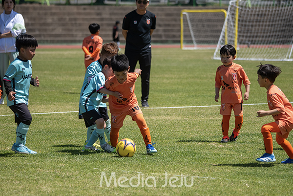 18일 제주시 애향운동장 축구장에서 열린 제16회 미디어제주기 전도 유소년축구대회 초등부 유치부 결승전에서 두드림FC와 바모스FC가 맞붙고 있다.