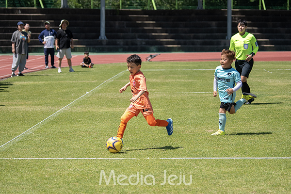 18일 제주시 애향운동장 축구장에서 열린 제16회 미디어제주기 전도 유소년축구대회 초등부 유치부 결승전에서 두드림FC와 바모스FC가 맞붙고 있다.