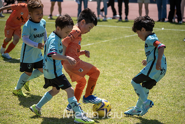 18일 제주시 애향운동장 축구장에서 열린 제16회 미디어제주기 전도 유소년축구대회 초등부 유치부 결승전에서 두드림FC와 바모스FC가 맞붙고 있다.