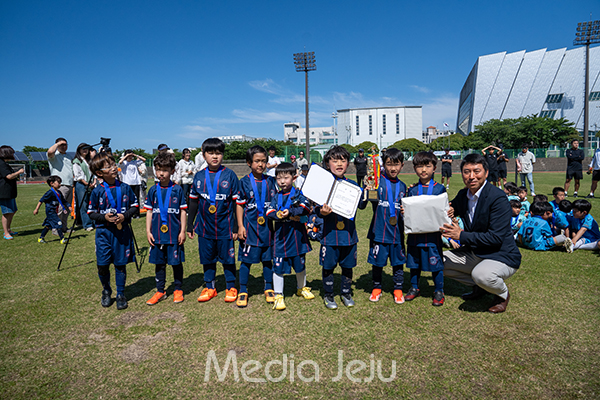 18일 제주시 애향운동장 축구장에서 열린 제16회 미디어제주기 전도 유소년축구대회 1학년부에서 우승한 신제주FC