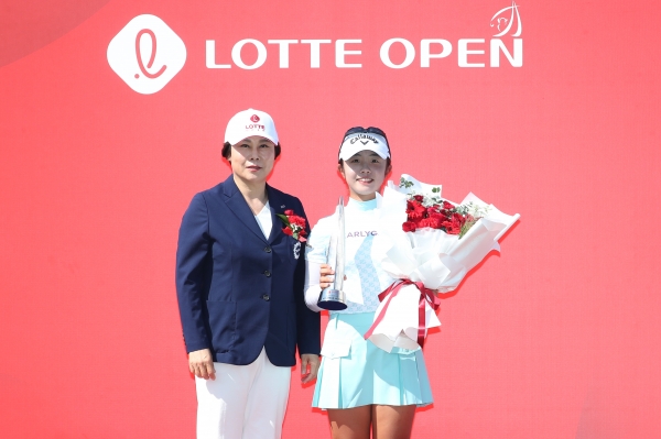 롯데오픈 아마추어 1위에 오른 양효진이 트로피를 들어보이고 있다/사진=KLPGA