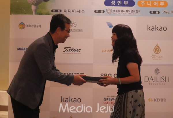제9회 미디어제주 한중 아마추어골프대회에서 여자부 3위에 입상한 황 후이메이씨. /사진=미디어제주