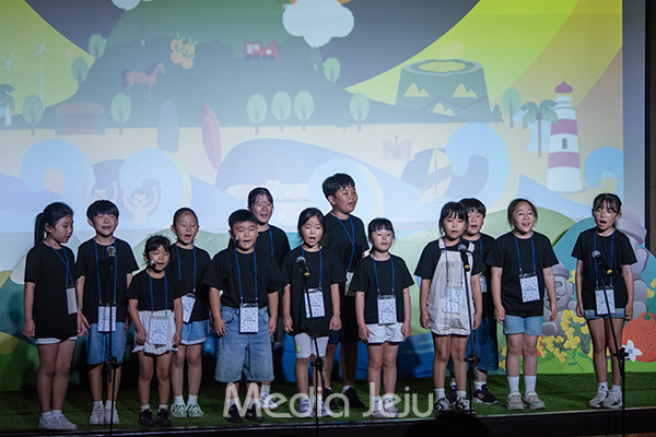 '미디어제주'가 주최하는 제11회 전국 청소년 음악캠프가 17일 오후 제주교육박물과 뮤지엄극장에서 마련된 가운데, 공연에 나선 청소년들이 합창과 연주 등에 나서고 있다. /사진=미디어제주.