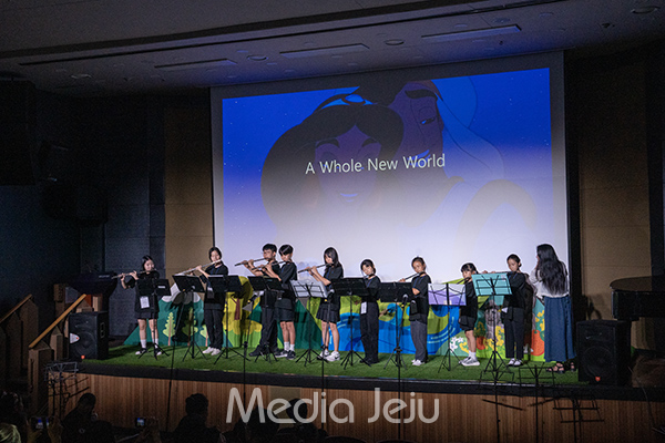 '미디어제주'가 주최하는 제11회 전국 청소년 음악캠프가 17일 오후 제주교육박물과 뮤지엄극장에서 마련된 가운데, 공연에 나선 청소년들이 합창과 연주 등에 나서고 있다. /사진=미디어제주.