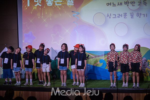 '미디어제주'가 주최하는 제11회 전국 청소년 음악캠프가 17일 오후 제주교육박물과 뮤지엄극장에서 마련된 가운데, 청소년들이 제주해녀와 신화 등을 바탕으로 한 공연을 이어가고 있다. /사진=미디어제주.