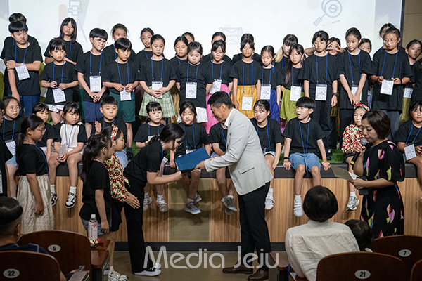 '미디어제주'가 주최하는 제11회 전국 청소년 음악캠프가 17일 오후 제주교육박물과 뮤지엄극장에서 마련된 가운데, 청소년들에게 음악캠프 수료증이 전달되고 있다. /사진=미디어제주.