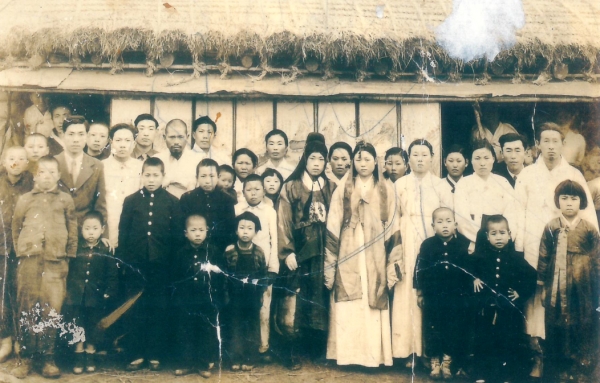 예전 제주도는 결혼식을 마친 후 집앞에서 가족들이 모여서 사진을 찍었다. 사진은 2011년 설문대여서문화센터에서 펴낸 '제주의 혼례' 중에서