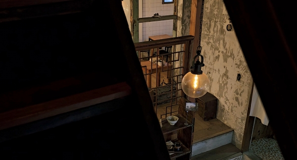 2층으로 향하는 계단에서 바라본 순아커피 1층. 미디어제주