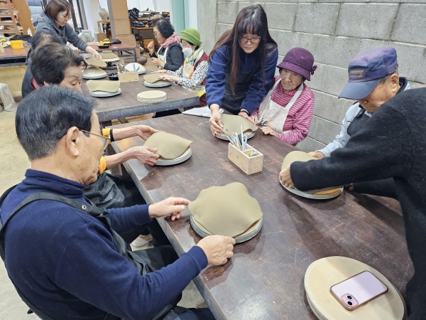 석고 틀에 다진 흙을 올리고 있다. 미디어제주