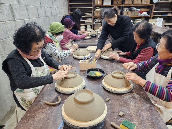 그릇 받침을 만들고 있는 어르신들. 미디어제주