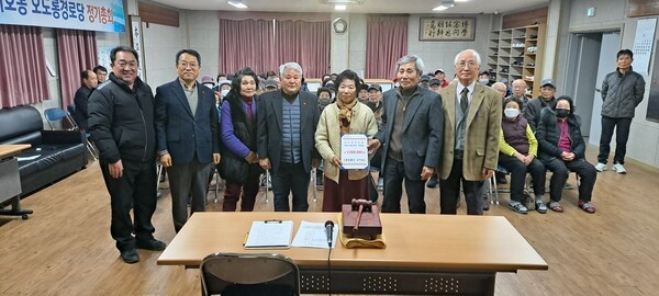 4.3희생자 유족 고이숙씨가 지난 16일 열린 제주시 이호동 오도롱경로당 정기총회에서 소외된 이웃을 위해 써달라며 유족 보상금 중 500만 원을 경로당에 전달했다. /사진=제주시 이호동