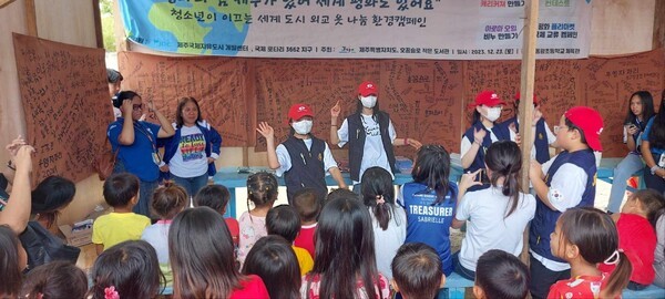 사진 왼쪽에서 세번째가 현정하 학생. ⓒ미디어제주