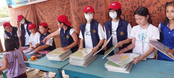 쓰레기 마을 아이들에게 공책 등을 나눠주고 있는 제주 청소년. ⓒ미디어제주