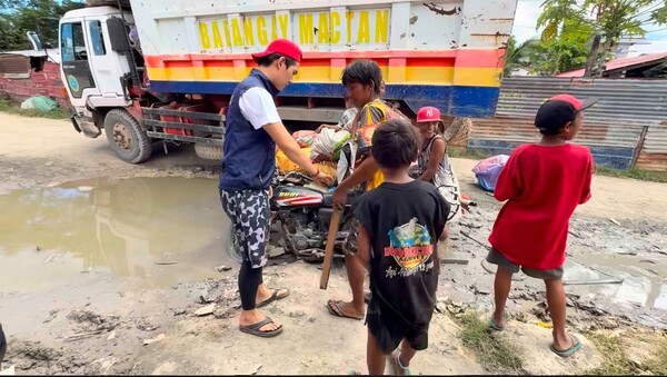 양성빈 군이 쓰레기 마을 아이들을 도와주고 있다. 미디어제주