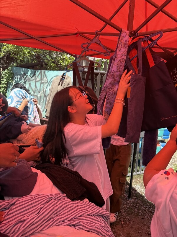 필자(사진 속 안경을 쓴 학생)를 비롯해 제주 청소년들이 제주에서 가져간 옷을 플리마켓을 통해 판매하고 있다. ⓒ미디어제주