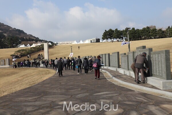 제주4.3 77주기 추념식이 열린 3일 제주4.3평화공원을 찾은 유족들의 모습. /사진=미디어제주