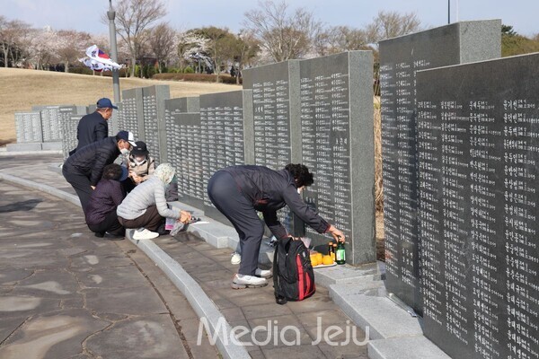제주4.3 77주기 추념식이 열린 3일 제주4.3평화공원을 찾은 유족들의 모습. /사진=미디어제주
