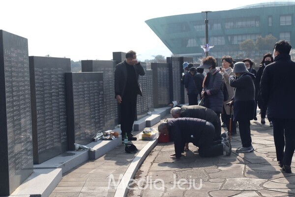 제주4.3 77주기 추념식이 열린 3일 제주4.3평화공원을 찾은 유족들의 모습. /사진=미디어제주
