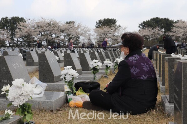 제주4.3평화공원 내 행불인 묘역에서 만난 김영희 어르신. 4.3 당시 할아버지와 고모가 돌아가셨고, 당시 35세였던 아버지는 아직 어디로 끌려갔는지, 생사도 확인하지 못하고 생일에 제사를 모셔왔다고 한다. /사진=미디어제주