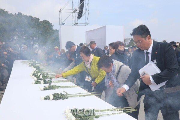 제77주기 4.3 추념식 행사장을 찾은 유족들이 추념식이 끝난 후 헌화와 분향을 하고 있다. /사진=미디어제주