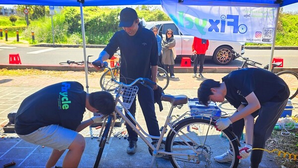 'FREE BIKE REPAIR DAY' 행사에서 학생들이 자전거를 수리하고 있다.  ⓒ이혜인